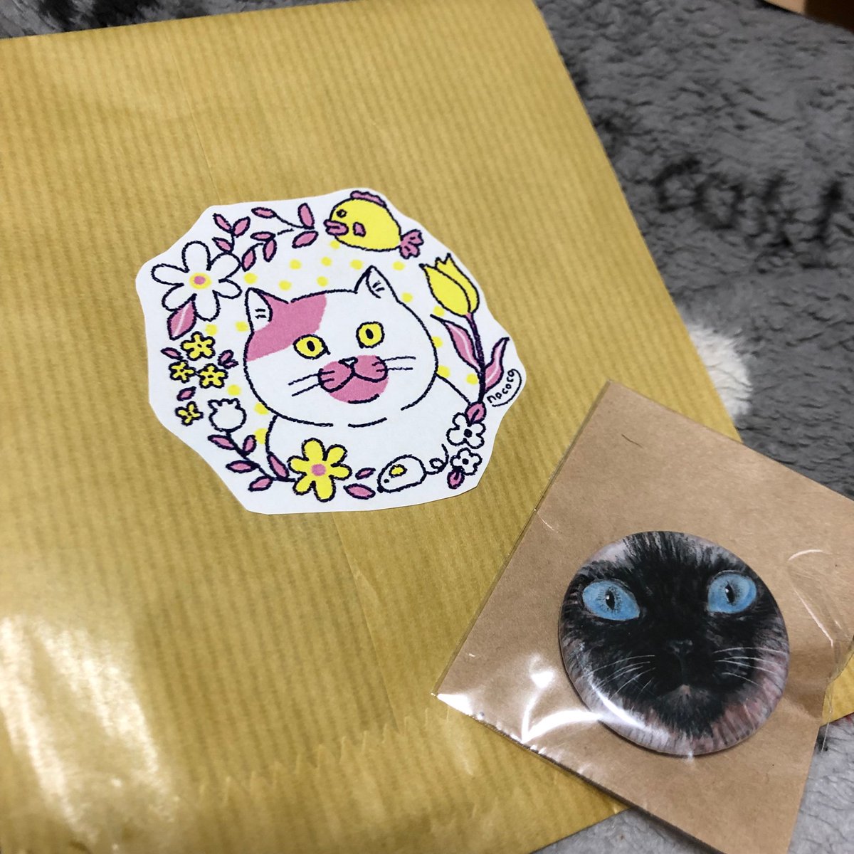sorayudupon's tweet photo. ニャンフェス行ってきました！もうホント可愛い子ばかり！
こちらは、nococoさんの缶バッチ。うちの子に（フィリップ）似ていて即買いでした。顔のアップじゃない方も購入してくれば良かったと後悔中…(ﾉД`)次は是非！！
#ニャンフェス #nococo https://t.co/R6lVxyPZgW