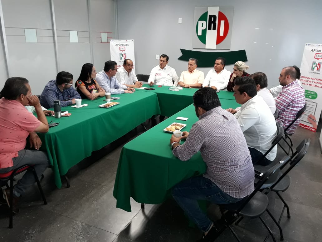 arturozamora's tweet photo. Reunión de estrategia con nuestro candidato @NetzaVentura y responsables de los 12 distritos de Aguscalientes de los diputados, regidores, planilla y presidente. https://t.co/g2UePb4S4o