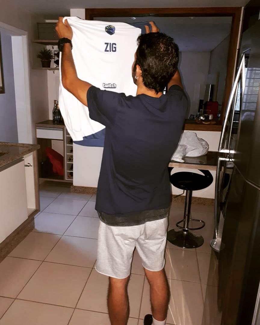 Tiago_Akai's tweet photo. Foto braba, do presente brabo, do ídolo brabo.
@canalzigueira , Sem palavras pra te agradecer, irmão!
VOCÊ É O CARA !!!!!!! #GoziG https://t.co/f9UVgc1cKk