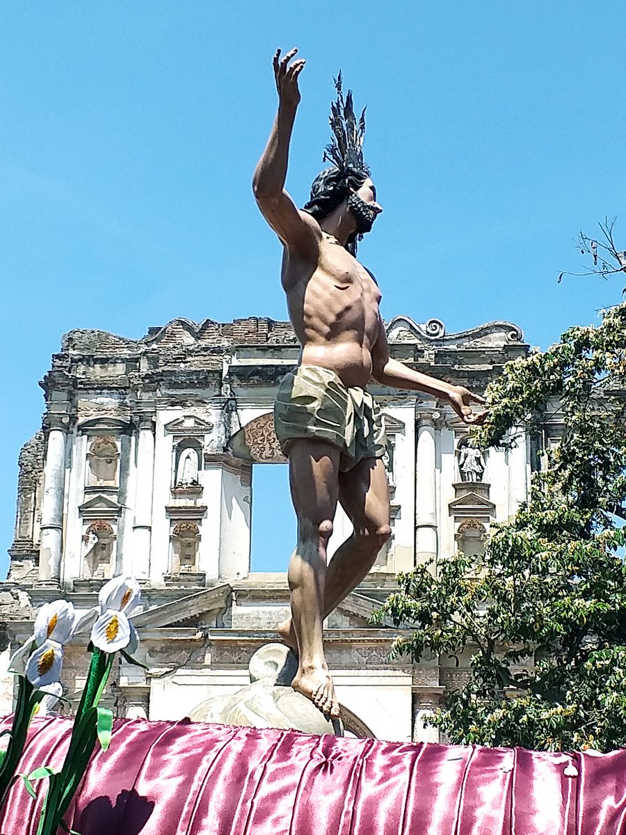 INRIguate's tweet photo. Alegría se vive en #AntiguaGuatemala porque Jesús ha Resucitado!!! Procesión de Resurrección de #CatedralAntigua recorre calles de la Ciudad Colonial #DomingodeResurrección https://t.co/HbprrndEZX
