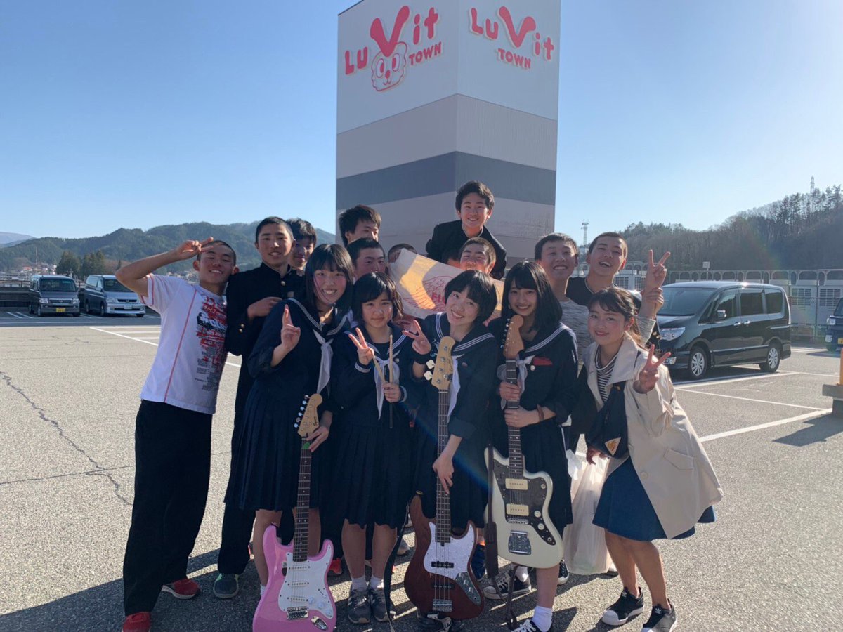 FIORINA_8787's tweet photo. #ルビットタウン高山 ライブありがとうございました！久々の野外ライブ🔥
アッツアツの1日！
新学期 軽音部70人に グレードアップ！
後輩の輝きに期待しつつ
一つ一つライブが終わってく寂しさを感じる、、(；_；)
後輩盛り上げボーイ達 ありがとう蜻蛉祭も期待してます🔥
 #FIORINA https://t.co/3jyCnsOnRB