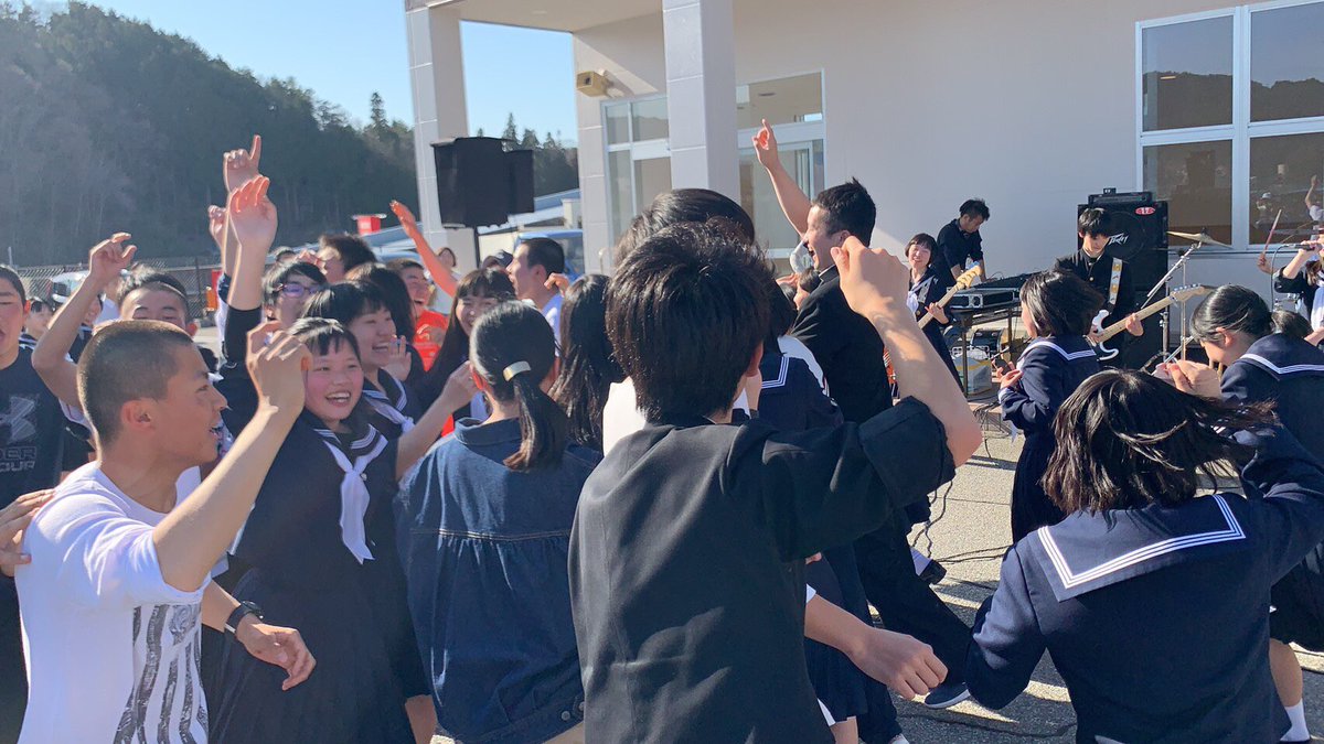 FIORINA_8787's tweet photo. #ルビットタウン高山 ライブありがとうございました！久々の野外ライブ🔥
アッツアツの1日！
新学期 軽音部70人に グレードアップ！
後輩の輝きに期待しつつ
一つ一つライブが終わってく寂しさを感じる、、(；_；)
後輩盛り上げボーイ達 ありがとう蜻蛉祭も期待してます🔥
 #FIORINA https://t.co/3jyCnsOnRB