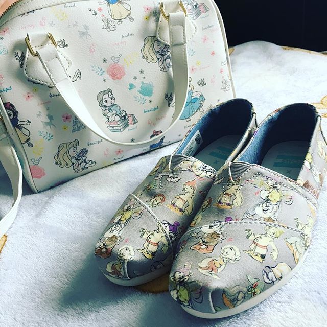 lizeindisney's tweet image. How well do my Mom’s @tomsuk shoes go with my @shopdisneyuk Animator bag? 😍
——
#disneydreamersuk #discoverunder7k #lizeindisneyland #disneybringshappiness #disneystyle #disneyanimators #disneymerchuk #disneytoms #discoverunder10k #tomsdisney #styledb… bit.ly/2XwgJNK