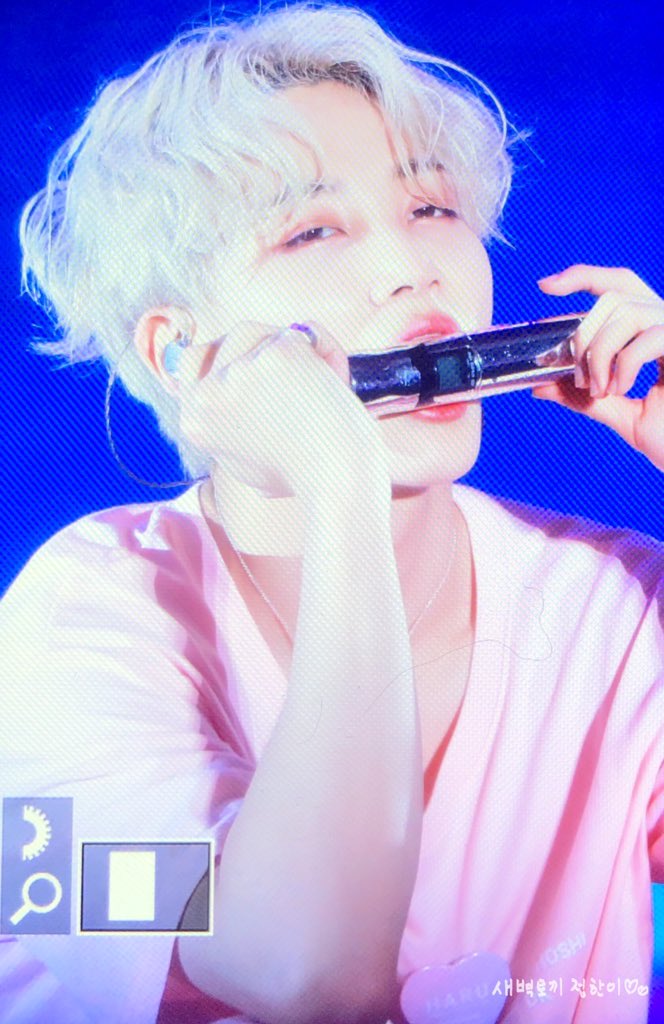 Oct_1004's tweet photo. ...입술 왤케.... https://t.co/36jkqsncu4