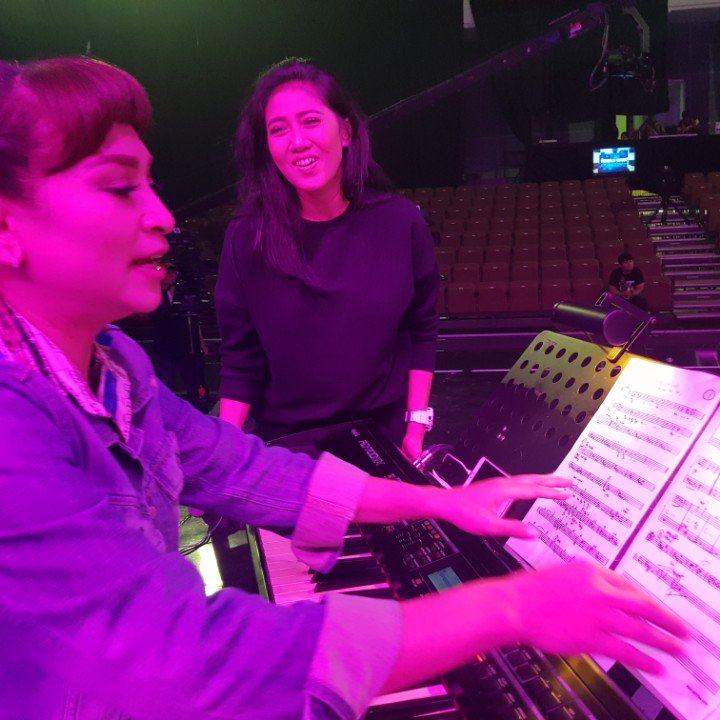 <a href="/eriesuzan/">Erie Suzan</a> feat <a href="/astridlea/">Astrid Lea</a> @astridleaband Rehearsal Konser Perempuan di <a href="/tvrinasional/">TVRI Nasional</a> <a href="/helmyyahya/">helmyyahya</a> #tvri #band #orchestra #live