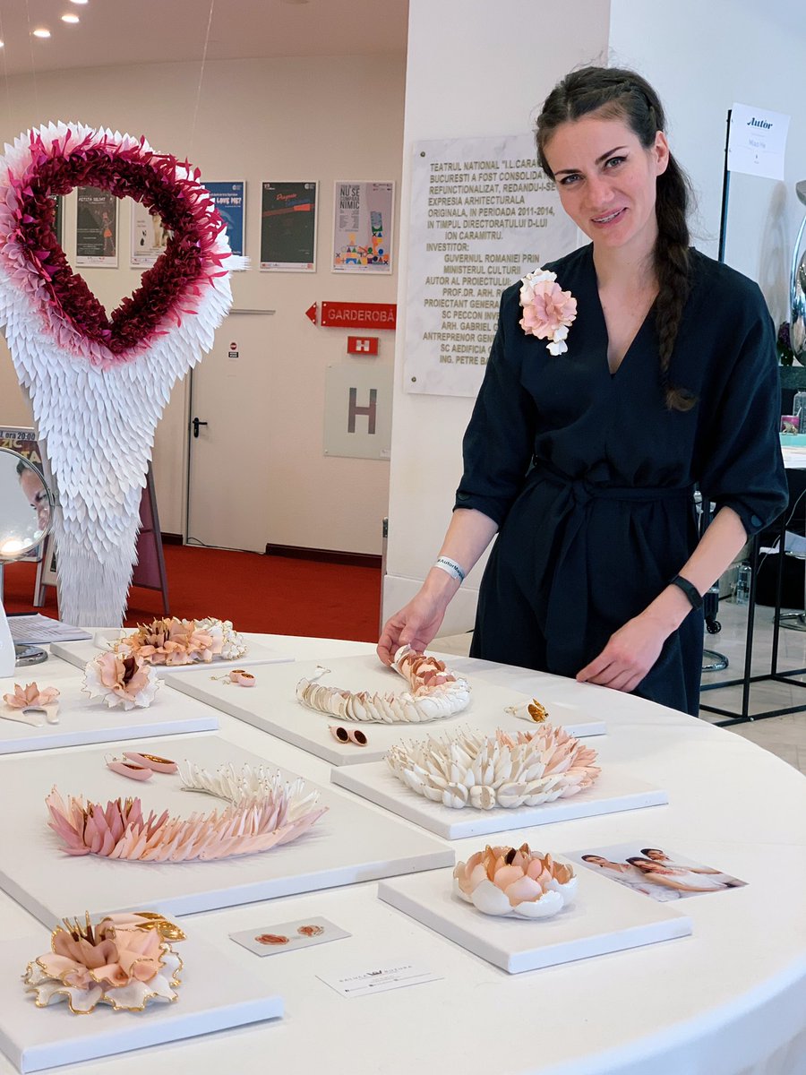 MonicaSuma's tweet photo. I’ve finally met #RalucaBuzura, and I’m equally OBSESSED with her new SHE collection, as I was with her previous ones 😍
My all time favorite #contemporaryjewelry #porcelain designer @AUTOR_jewelry #AutorFair! https://t.co/nMEEy3Z2Wa