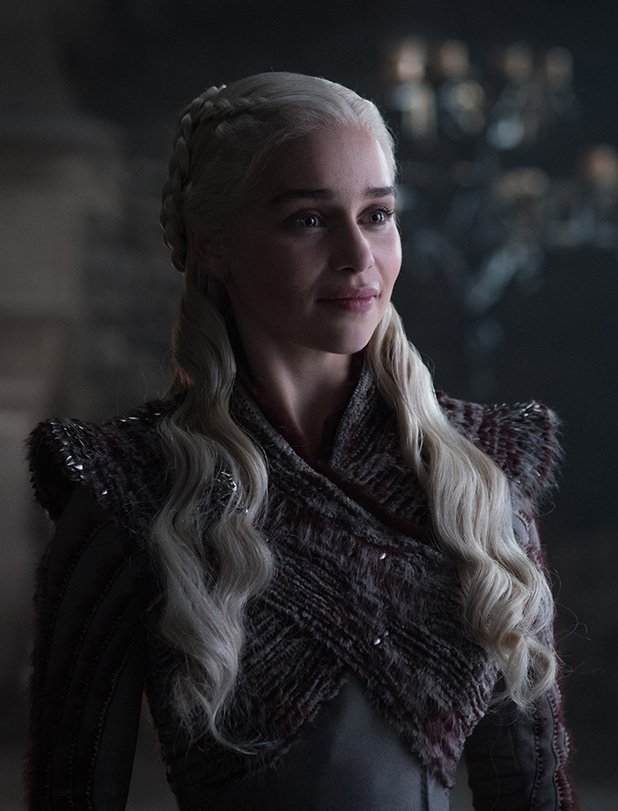 KlausYeager's tweet photo. Os tenéis que quedar con una para hacerse con el Trono de Hierro. En qué bando estáis? 

RT 🔁 Sansa               MG ❤ Daenerys https://t.co/0zue06cBWh
