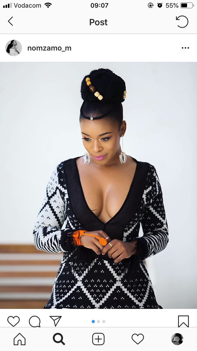 ValenciaMudau's tweet photo. Thanks to the Queen herself @NomzamoMbatha 👑🔥 for my grad hairstyle inspiration♥️. We basically bestfriends she just doesn’t know it yet😭🥰. Nothing but mad love ❤️. Universe please do your thing✨ https://t.co/ViSUTt4Ye5