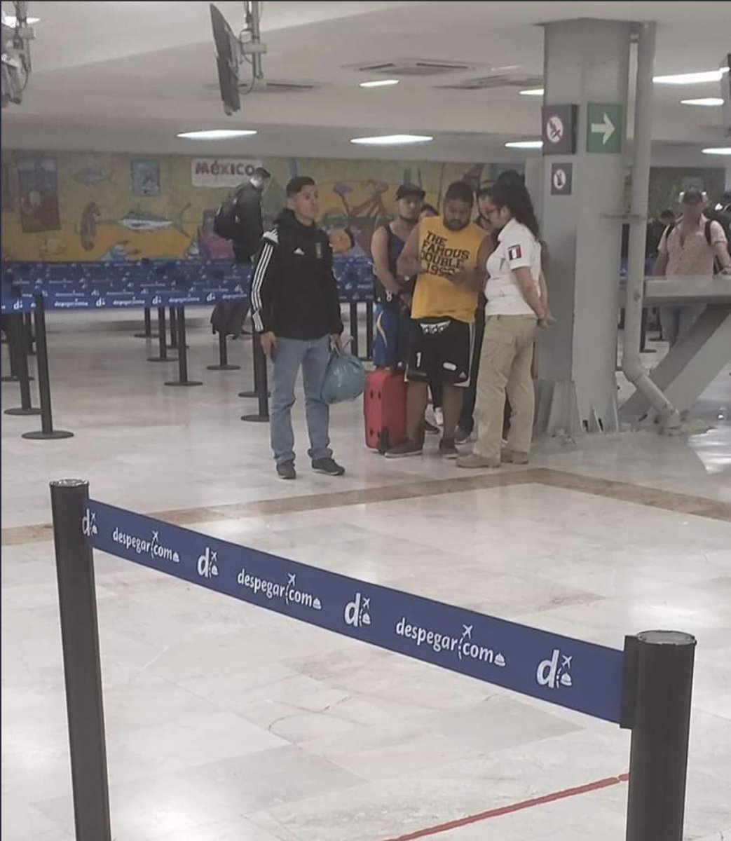 Mau128's tweet image. quiero una maleta en forma de bolsa de basura como la de este incomparable. Alguien sabe donde la puedo conseguir? Es cara ?