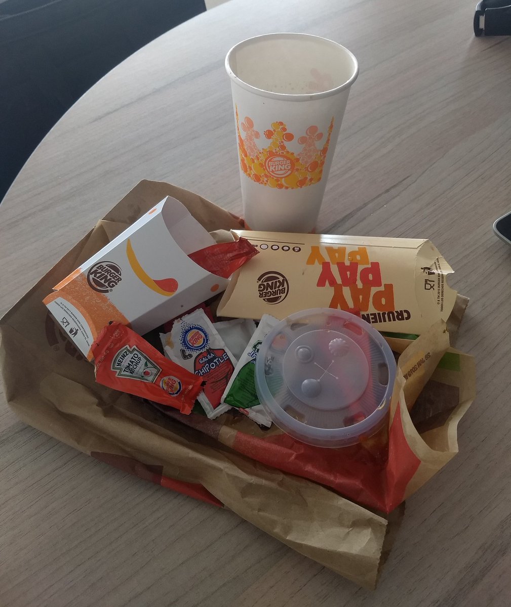 Carlos_dkso's tweet photo. Pero sin popote, para no contaminar. @BurgerKingMX 👍 https://t.co/ZqIy7I91To
