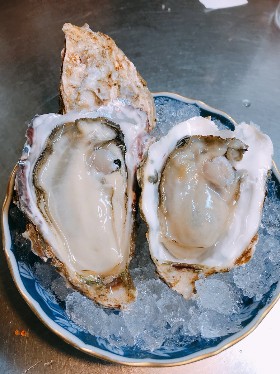JOESKITCHEN1202's tweet photo. 仕入数を2.5倍にした広島大黒神島産 神の牡蠣【先端】。
本日より神の牡蠣【大黒神島】も仕入れスタート。
・『大黒神島』…潮味と甘味のバランスが良く、旨みの強い牡蠣です。
・『先端(SENTAN)』…きめが細かく、海水の味で引き立つ甘味が魅力です。食べ比べも良し！デラックスもやります！是非！ https://t.co/hTkasq9Xuq