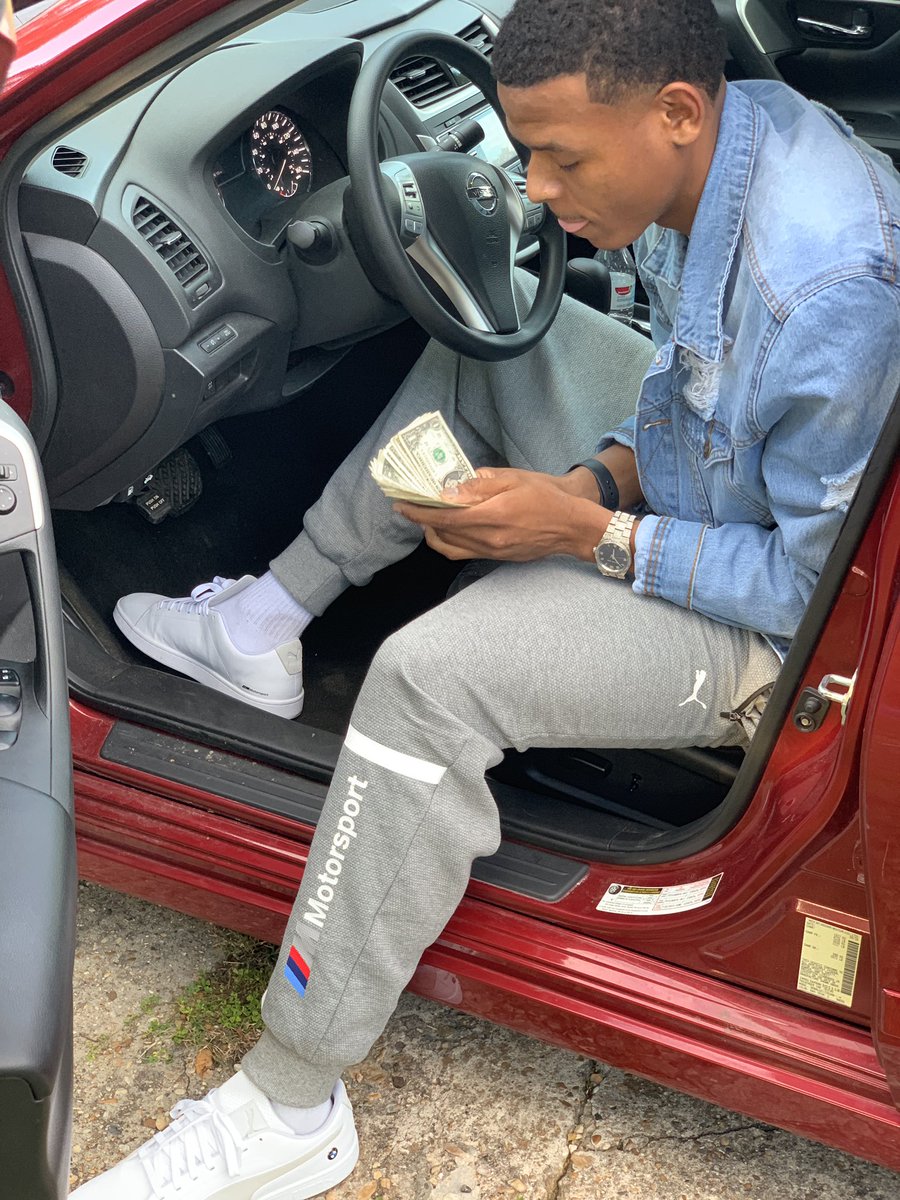 LilTHoward75's tweet photo. Mama wondering what I’m doing I tell her I’m gettin money💰💯drop my ps4 in the mud this shit ah dirtyy game🤧🤒#Trailforeva❤️🤞🏽 https://t.co/FxEABYUoET