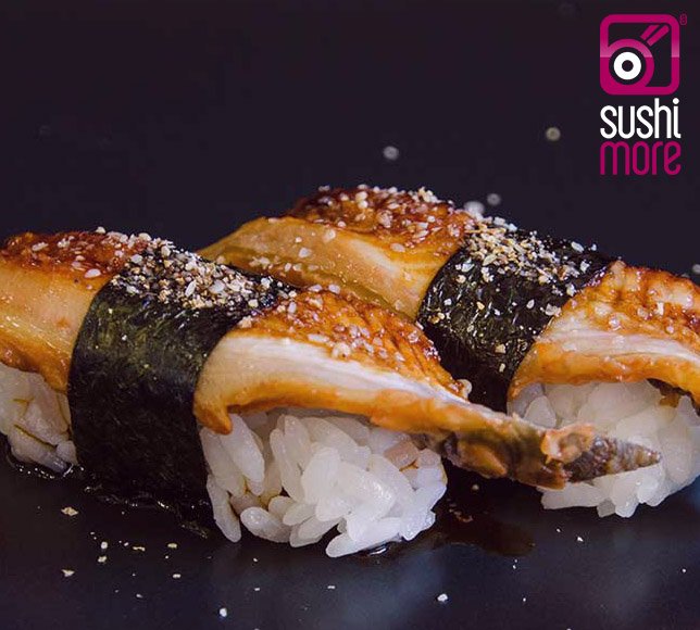No es uno de los peces más bonitos pero te parecerá uno de los más sabrosos 

#anguila #nigiri #sushilovers #quality