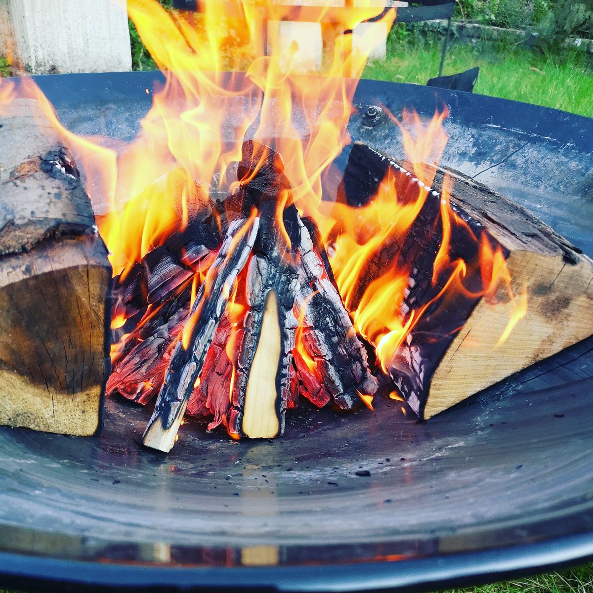 Fire 🔥 🔥 🔥 first of many this year. Can't wait to cook in my <a href="/Bushman_Jay/">Jay Emery</a> wood fired oven. #NCOTY 'ultimate shed' @UnileverFS_UK #Knorr <a href="/Craft_Guild/">Craft Guild of Chefs</a>
.
#chef_kuba #cooks #wood #fire #oven #nature #backtothebasics #foodie #foodnetwork #food #foodnetworkpolska #delish #project