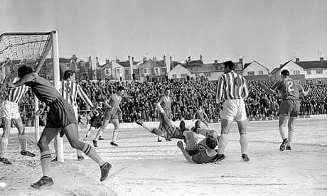 robertmdaws's tweet photo. #PeterDownsbrough , #HalifaxTown keeper , makes a flying save in the 3rd Div match at #Brighton Feb 1963 @halifaxtown @HalifaxTownSC @OfficialBHAFC #BHAFC https://t.co/y8oXnCqCPT
