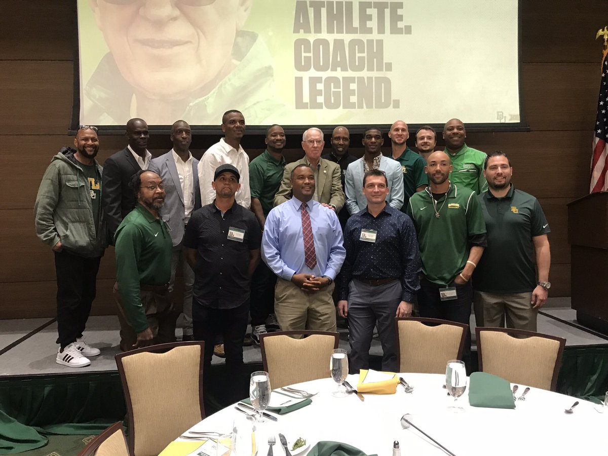 #QuartermilerU in one room to honor our Legendary Coach, Coach Hart. Happy to be apart of his Legacy.🤝