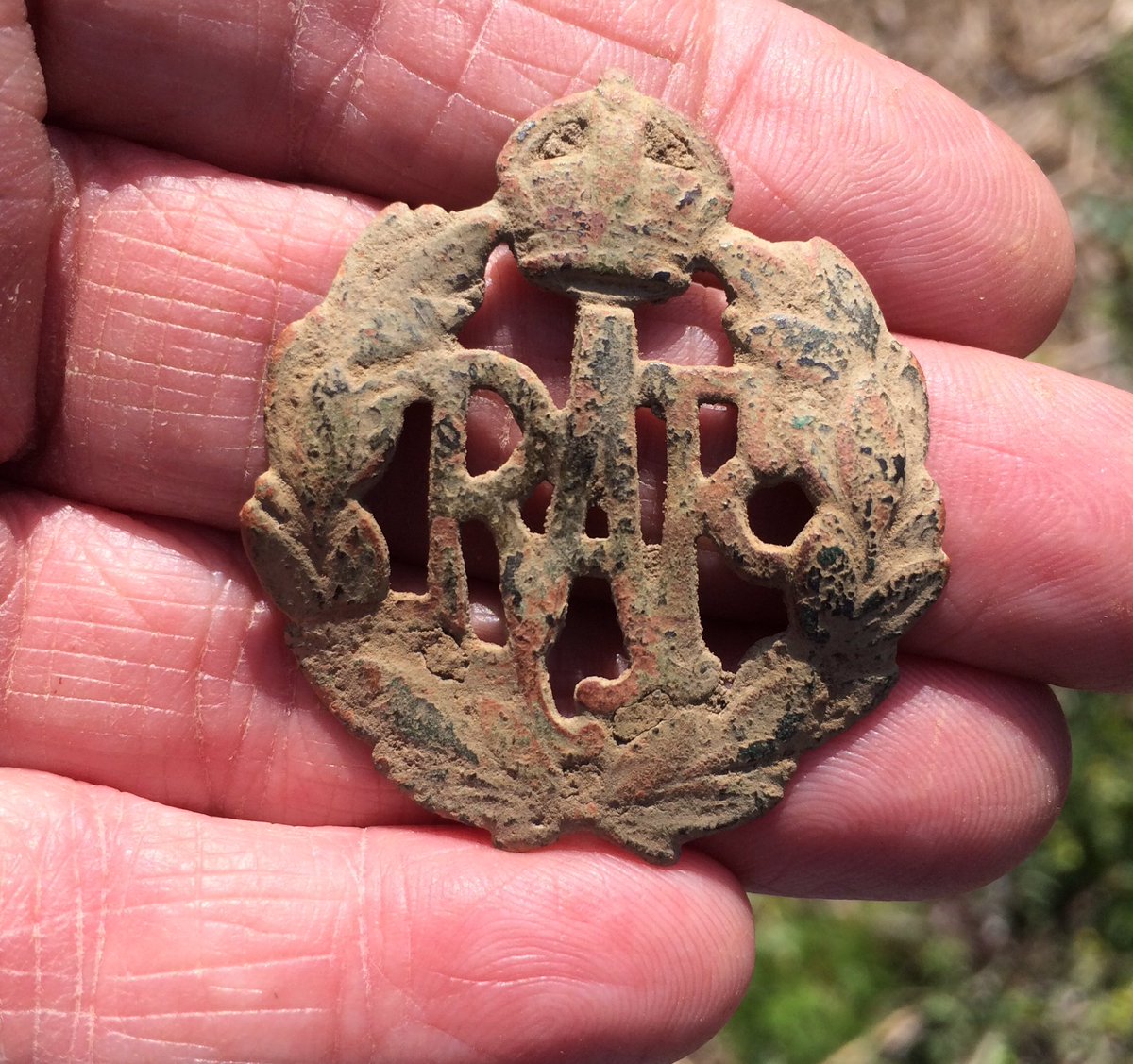 I think this is an RAF cap badge,anyone know?