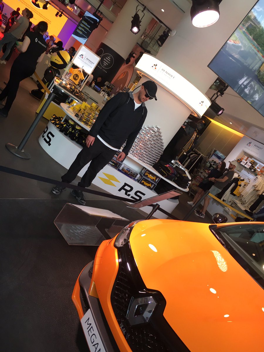 RsDay53's tweet photo. Passage à l’@AtelierRenault aujourd’hui. @RenaultSpSeries @renault_fr @AvChampsElysees https://t.co/9kUUf7oFyd