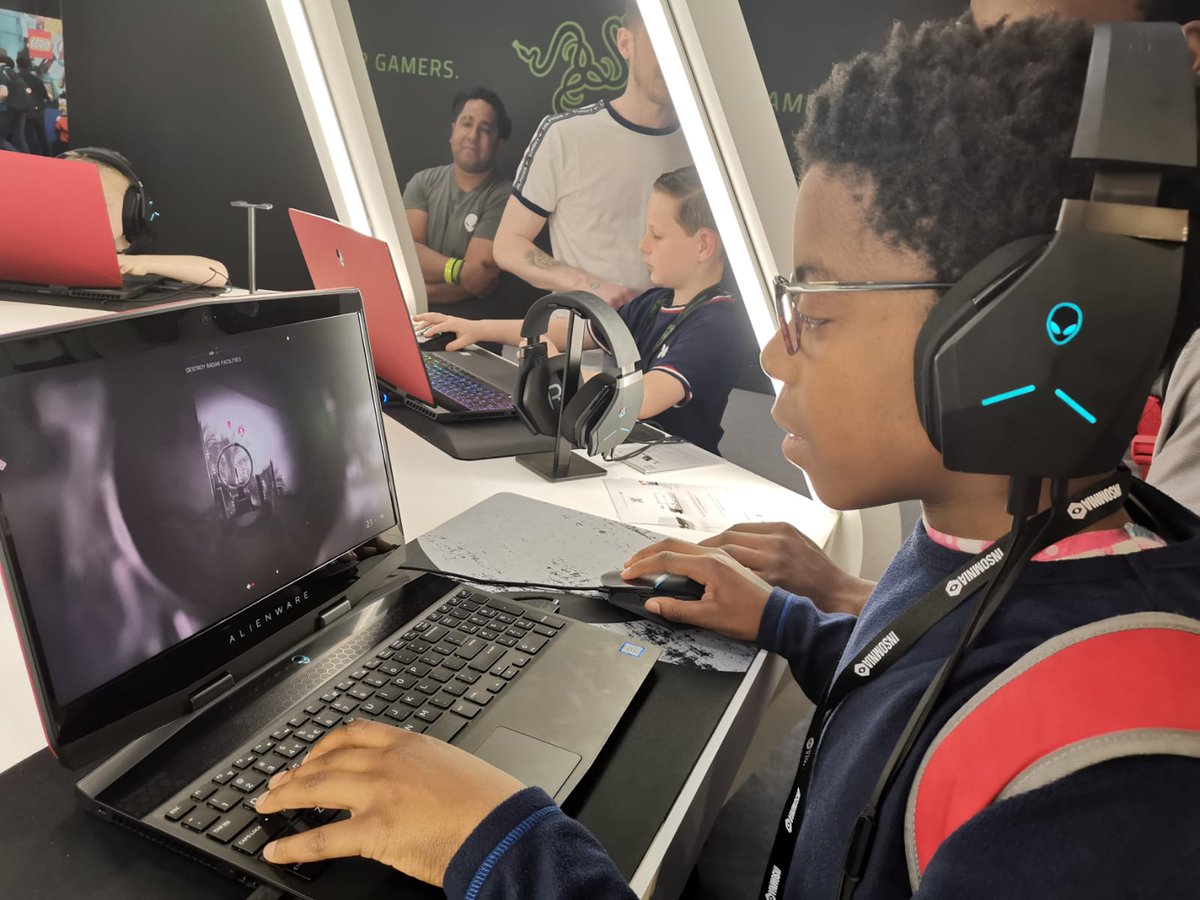 BeaUdeh's tweet photo. #Alienwarei64 and @DellUK is the best https://t.co/HSYUODSBrF