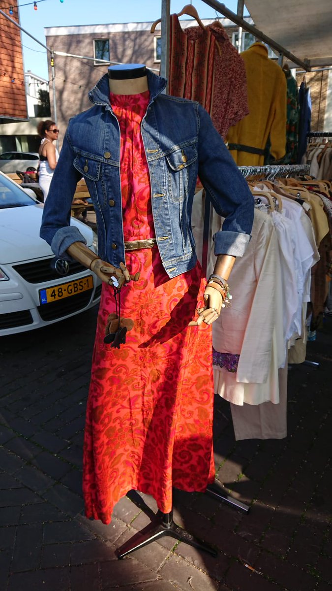 Morgen, #TweedePaasdag staan we met onze #vintage kleding + mobiele paskamer op de Vismarkt <a href="/ZeldzaamMooi/">Zeldzaam Mooi</a> in Groningen! #vintage #denim