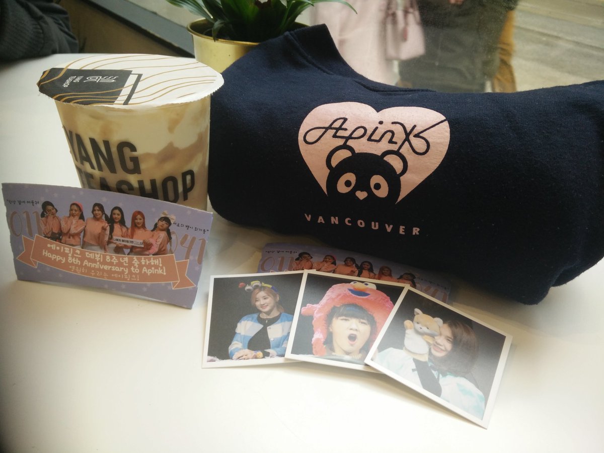 leemarie0813's tweet photo. Made a stop at Yang's Teashop for the second pop-up event in #Toronto for Apink's 8th anniversary
@tfohayoung @cosmos_419 @pinkpandacanada
And shoutout to @VanPinkPandas for the apparel!
Also wishing yall a Happy Easter 🐣🐰🎉✨
#8YearsWithApink #Apink_8th_Anniversary https://t.co/5TRrWqLWhn