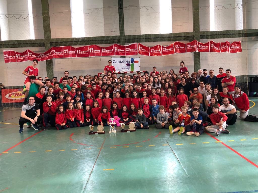 balonmanloyola's tweet photo. Gran final torneo, una gozada haber podido disfrutar de los 151 chavales que hemos llevado, de unos entrenadores fantásticos que ha hecho un trabajo enorme y el apoyo de un montón de familias que han estado animando sin parar. #UnaGranFamilia #Gracias #goloyola @jesuitascolegio https://t.co/tB2HdTlfNh