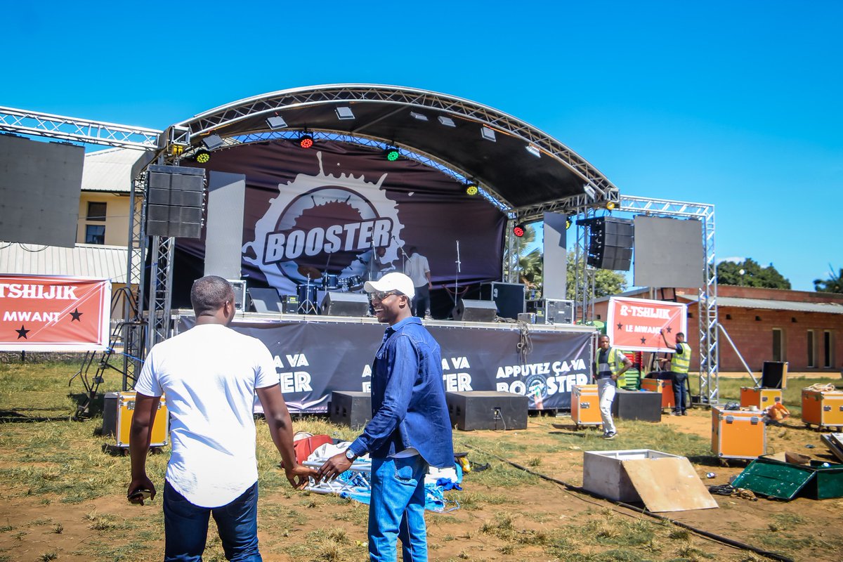 Villelubumbashi's tweet photo. #RDC: L'artiste musicien Majoos @majooslvl001 en concert caritatif au complexe #Kiwele ce Dimanche, décor bien planté. #Lubumbashi #Culture #DRC. https://t.co/Bj32XhG0ct