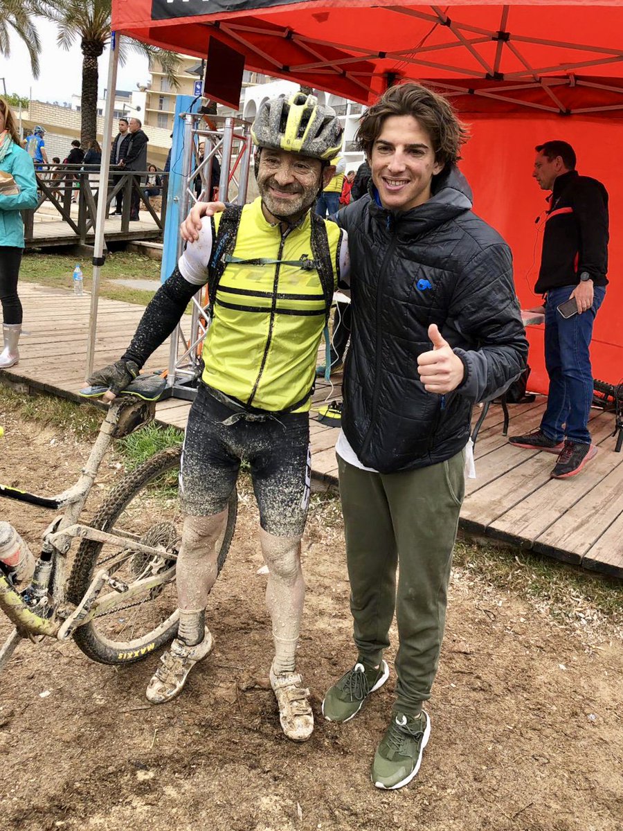 En la meta de la 3ª etapa de la <a href="/VueltaIbiza/">ᴠᴜᴇʟᴛᴀ ᴄɪᴄʟᴏᴛᴜʀɪsᴛᴀ ᴀ ɪʙɪᴢᴀ</a> con otro luchador de las dos ruedas! 🚲
¡Menuda nos ha caído estos días (lluvia y barro hasta las pestañas) y qué duro se ha hecho! <a href="/alobatof1/">Antonio Lobato</a> el año que viene repetimos, no?
#VueltaIbizaScott #Ciclismo #Ibiza #BTT