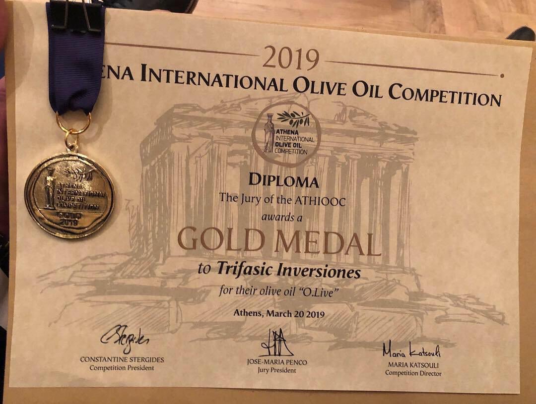 Ayer tuvo lugar en Athenas 🇬🇷 la ceremonia de -Athena Internacional Olive Oil Competition 2019 (ATHIOOC)-en la que fuimos galardonados con *GOLD MEDAL*. Es un orgullo para nosotros representar a nuestra ciudad y a nuestro país por el mundo 🌍 
#AOVE #oil #oliveoil #olive