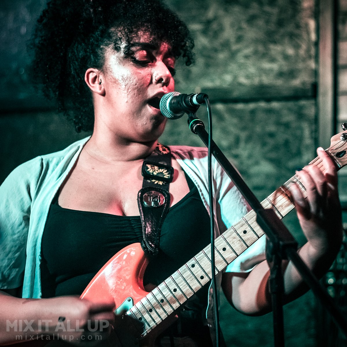 Photos: Dutch Criminal Record ( @DCRlads ) live at the Edge of the Wedge, Portsmouth supported by <a href="/currlsband/">CURRLS</a> and <a href="/capitalfuzz/">Capital Fuzz</a> - 20/04/19

mixitallup.com/2019/04/21/pho…