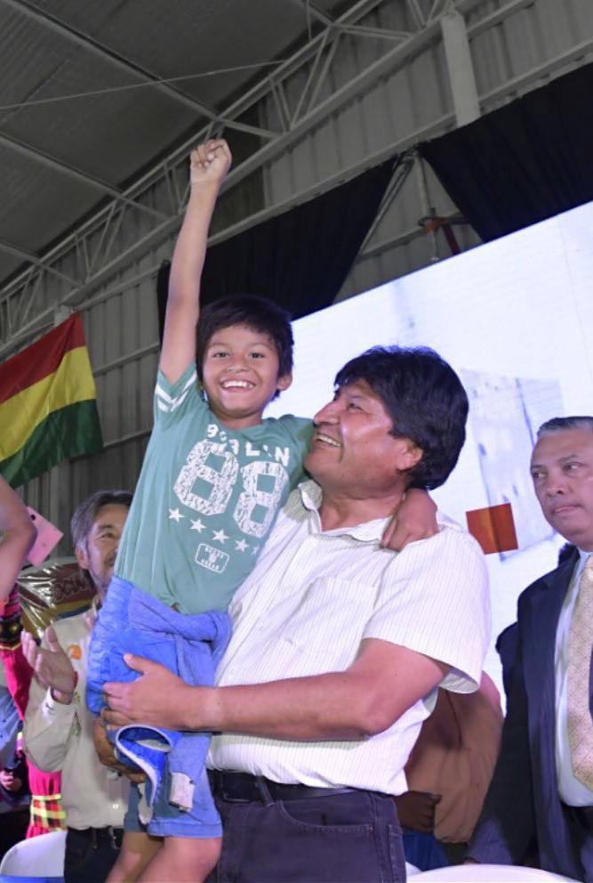 evoespueblo's tweet photo. Cuando somos migrantes no importa la distancia, el sentimiento por la Patria es infinito, la añoramos, recordando nuestro suelo y cielo queridos. Ahora tenemos un país al que merece la pena volver. Hermanos migrantes vuelvan cuando lo deseen, los esperamos con tierras. https://t.co/JiPs03vl8T