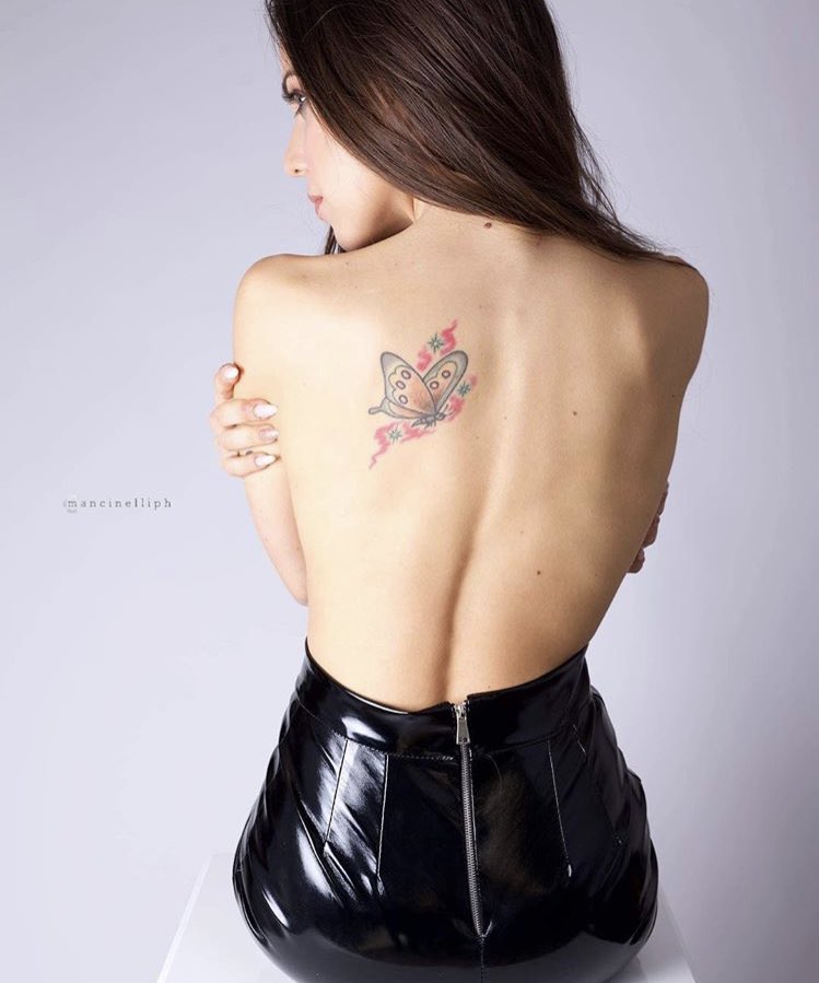 DeniseCicchitti's tweet photo. @stexmancinelli 🦋 #mancinelliph #lunadifiele #vinil #skirt #blackskirt #myback #bb #bside #curves #muscles #perfile #butterflytattoo #tattoed #colors #bronde #lisshair #longhair #totalwhite https://t.co/ZgX5pA7K3p