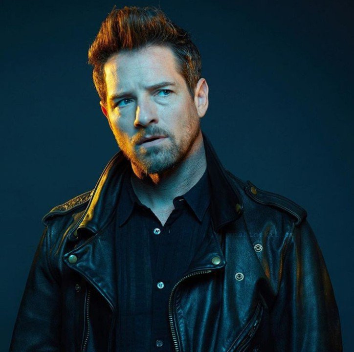 ❝𝐻𝑒 𝑤𝑎𝑠 𝑙𝑖𝑘𝑒 𝑨𝒑𝒓𝒊𝒍 𝑠𝑘𝑦
𝒔𝒖𝒏𝒓𝒊𝒔𝒆 𝑖𝑛 𝘩𝑖𝑠 𝑒𝑦𝑒𝑠
𝑎𝑛𝑑
𝘩𝑒 𝑤𝑎𝑠 𝑙𝑖𝑘𝑒 𝒇𝒓𝒐𝒛𝒆𝒏 𝑠𝑘𝑦
𝑖𝑛 𝑶𝒄𝒕𝒐𝒃𝒆𝒓 𝑛𝑖𝑔𝘩𝑡.❞