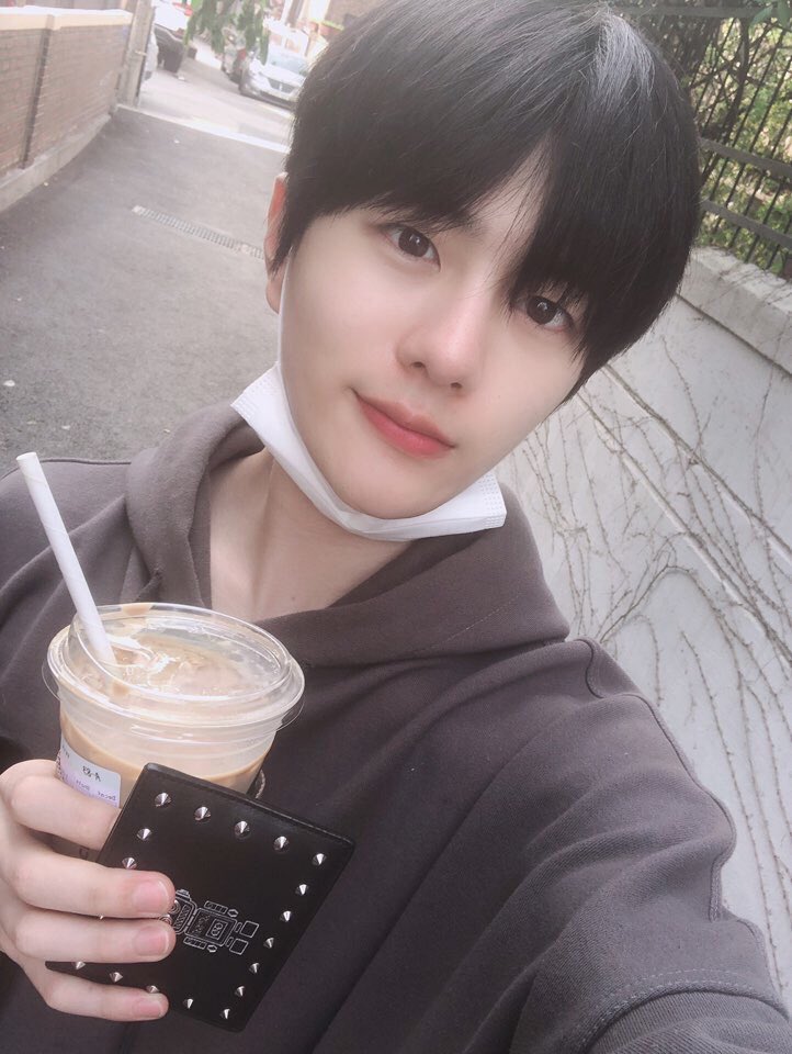 goldenchildbr's tweet image. [TRAD | 21.04.19] ~ Atualização no Twitter @Hi_Goldenness 

[#Bomin] Vocês estão tendo um bom domingo~~?
Essa semana vocês trabalharam duro 💜
Eu recomendo esse café para o jantar #dolcelatte 😋😋

#골든차일드 #골드니스 #Golden_Child