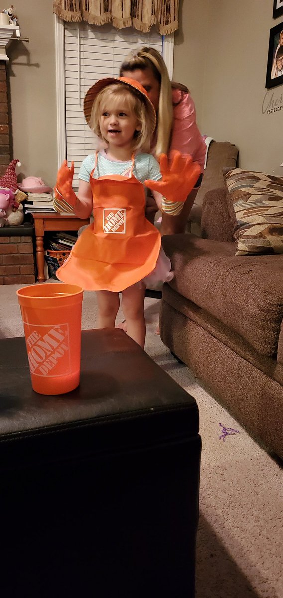 RealTSouth's tweet image. Even Adaline Lives the Orange Life! She&apos;s ready for spring! 🌞🌻🌷🌹 #WhyWeWorkSafe @Mama2tck @nikipaige1 @DeanJeanette @hollytate122