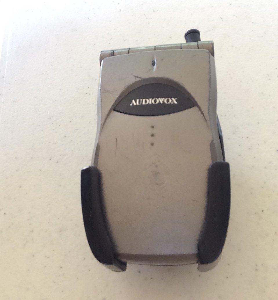 IsidroAvila's tweet photo. Siempre encuentras buenos recuerdos en casa los papás. Este fue uno de mis primeros celulares. Un #AudioVox con pantalla #Hyundai. https://t.co/8264JQDE2r