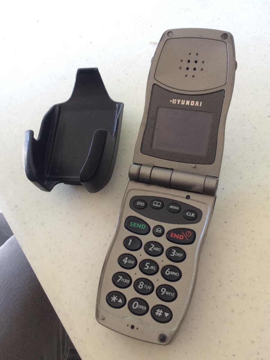 IsidroAvila's tweet photo. Siempre encuentras buenos recuerdos en casa los papás. Este fue uno de mis primeros celulares. Un #AudioVox con pantalla #Hyundai. https://t.co/8264JQDE2r