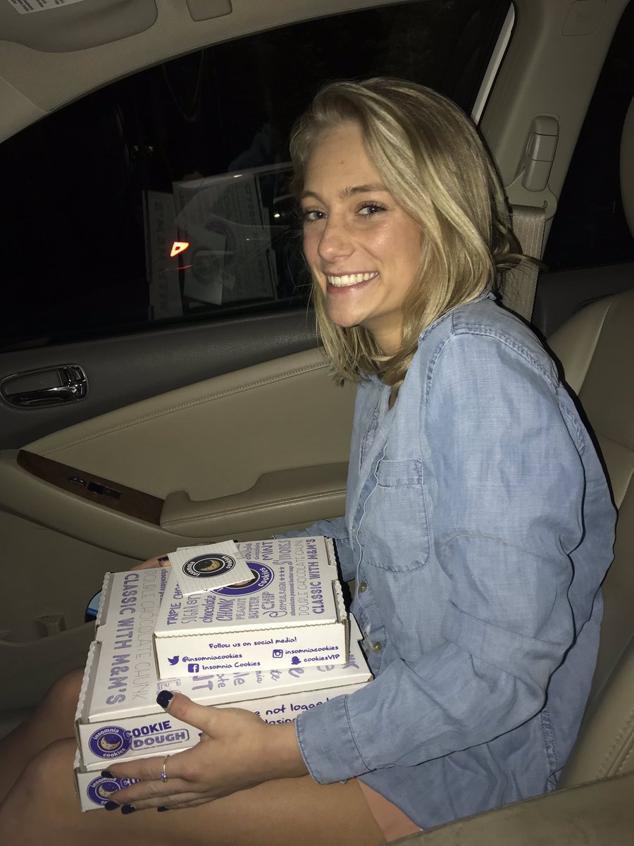 jawndawnlawn's tweet image. My sister works at @LeBonheurChild and she and her coworkers were having a bad night yesterday so she asked if I could get insomnia for them. Then @insomniacookies came in clutch with free cookies and brownies for all the nurses.