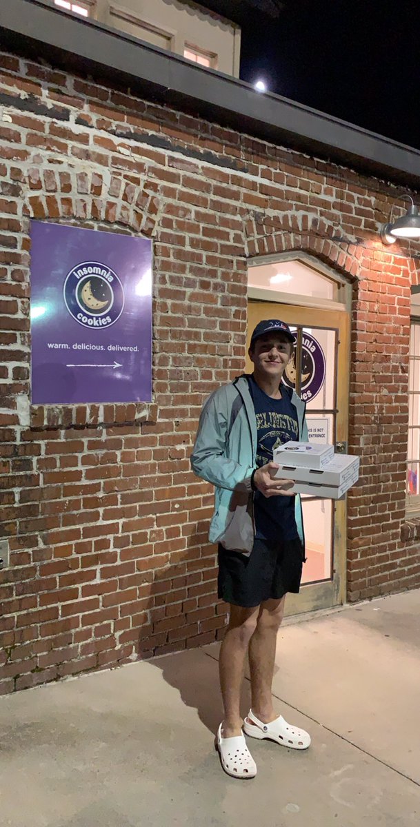 jawndawnlawn's tweet image. My sister works at @LeBonheurChild and she and her coworkers were having a bad night yesterday so she asked if I could get insomnia for them. Then @insomniacookies came in clutch with free cookies and brownies for all the nurses.