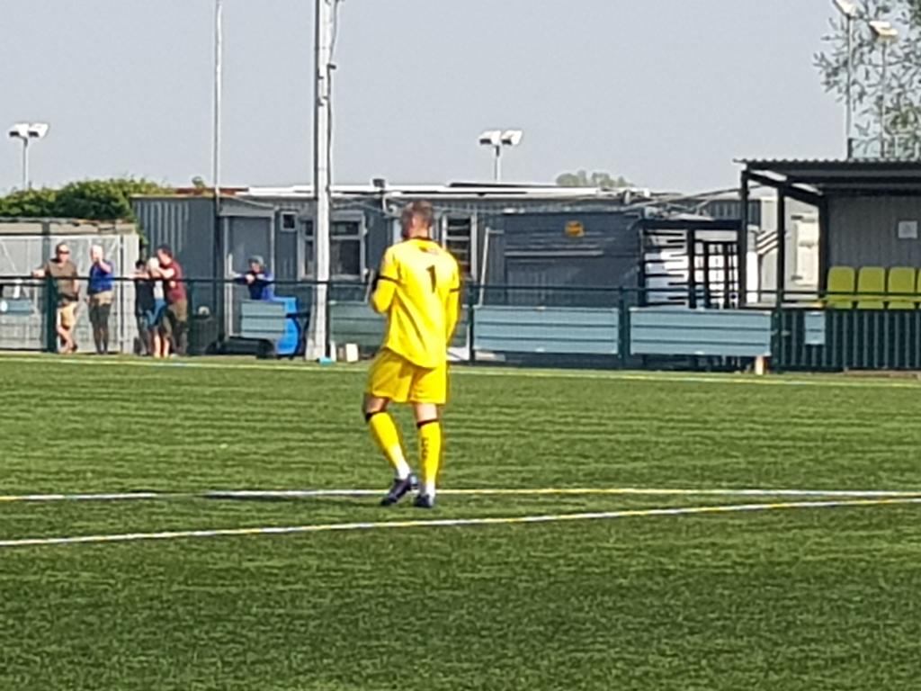 19toptigger77's tweet photo. Yaxley v Thame Utd https://t.co/Dpo7Daw7kB
