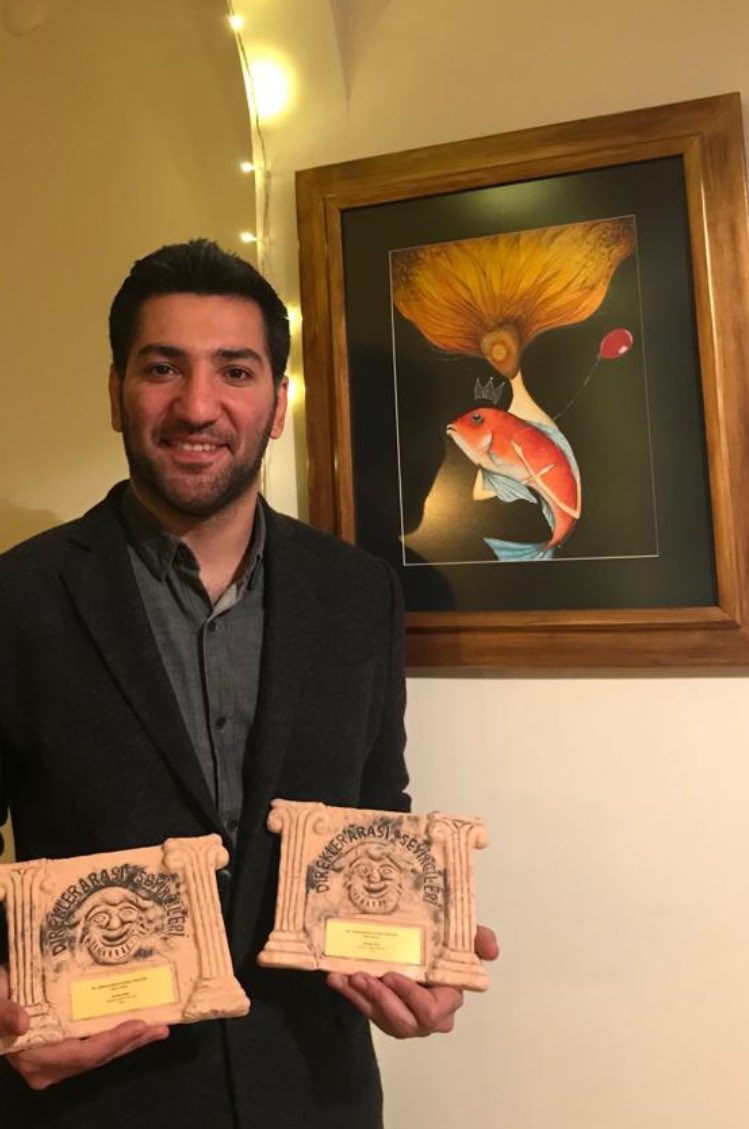 ates_brky's tweet photo. Direklerarası Jüri üyeleri tarafından,
Yılın En İyi Oyun Yazarı ve 
En İyi Erkek Oyuncusu ödüllerine layık görüldüm.
Başta seçici kurul olmak üzere, ‘Hakikat, Elbet Bir Gün’ün yaratım sürecinde yanımda olan herkese çok teşekkür ederim🖤
@Direklerarasi_ 
@tiyatrod22 https://t.co/C6Ckt4tXXo