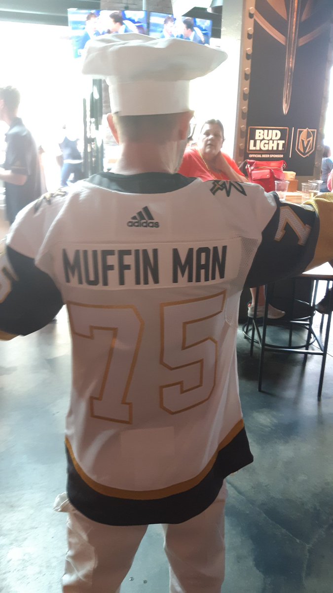 JustinGannonLV's tweet image. The #muffinman has arrived!  @reavo7five @SinBinVegas @JessMagdefrau 😂 #beerhaus