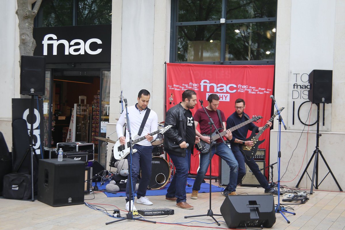 FoolPuppets's tweet photo. Super Showcase à la Fnac de Vichy cette aprem les Puppets ! Thanks 🤘🏻 https://t.co/SWU88BwPI6
