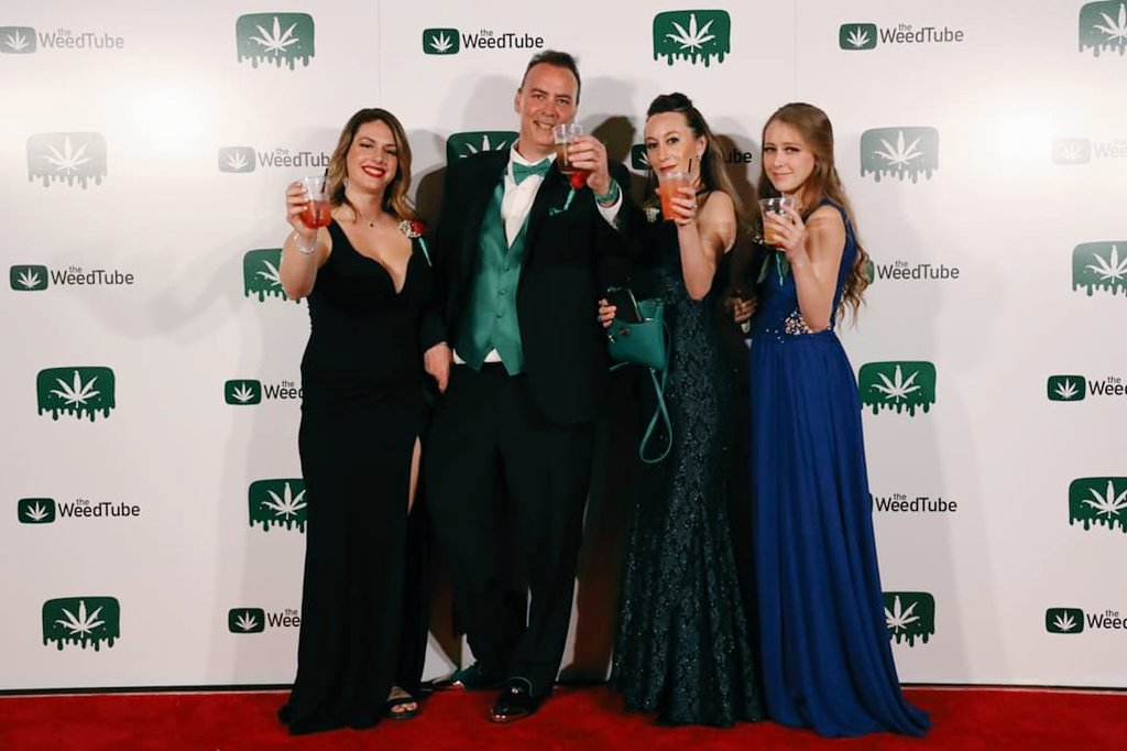vapelordblake's tweet photo. The whole Crew was showing out at last nights launch party! #theweedtube TheWeedTube1 TheDabSpot 710sunshine https://t.co/VckPzHAHrE