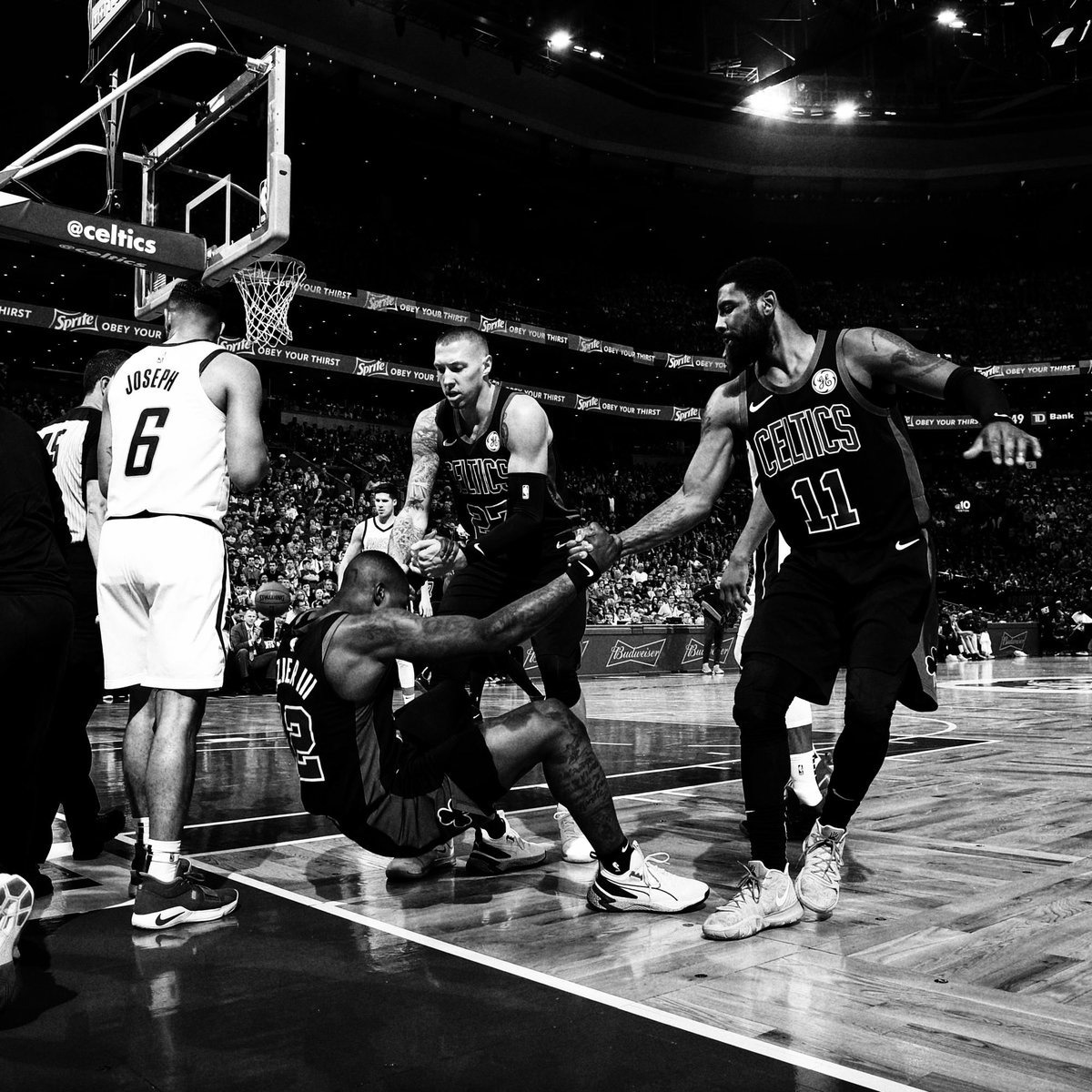 Rise together ! ☘️ Eastern Conference semifinals up next ! 🧹 #CUsRise #Celtics
