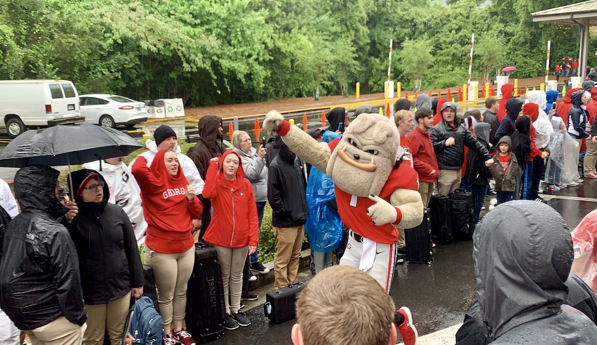 MARIOGA12000's tweet photo. A rainy and cold Saturday In Athens
#rainorshine
#georgiaboy
#gday19
#itsallabouttheG
#godawgs
🐶🐾 https://t.co/mDr5RDUxGt