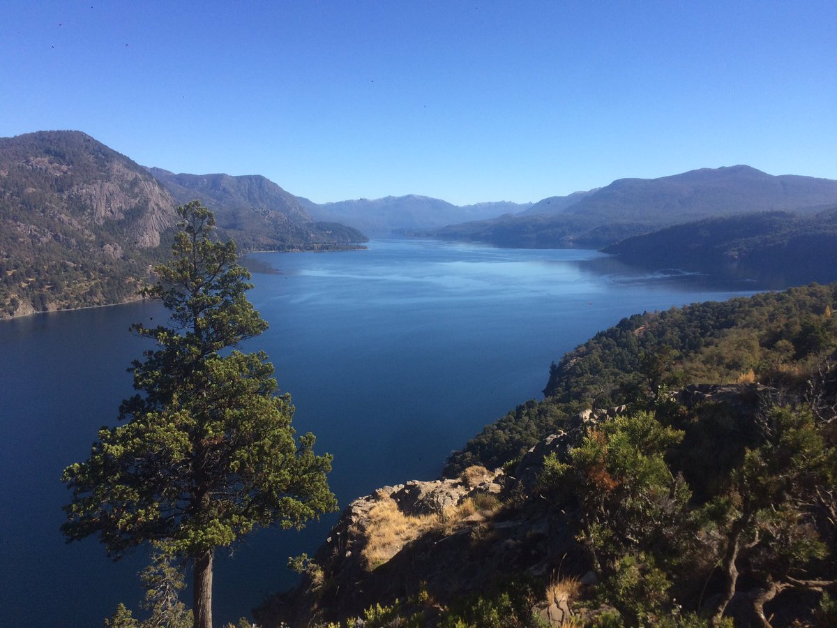 Lariten's tweet photo. Pero mire que es linda la cordillera neuquina en otoño! #Lacar #Caleufu https://t.co/Gm2lUrefO2