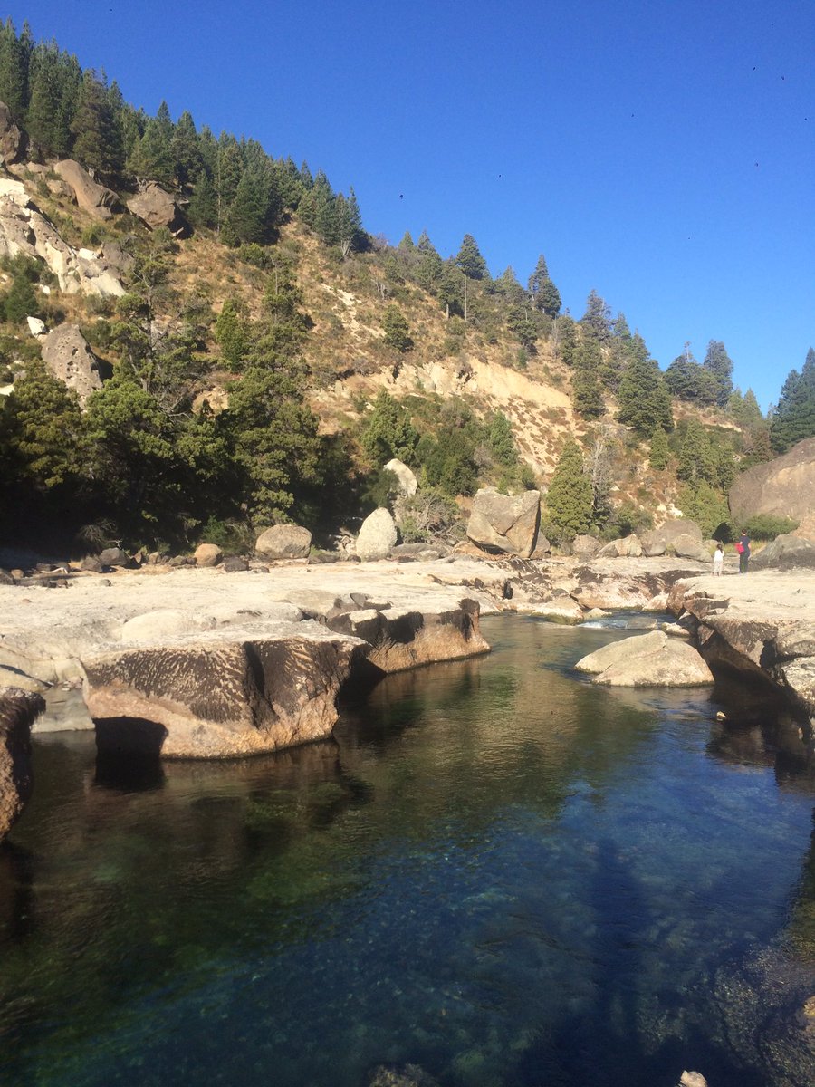 Lariten's tweet photo. Pero mire que es linda la cordillera neuquina en otoño! #Lacar #Caleufu https://t.co/Gm2lUrefO2