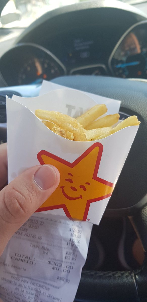arturomtzs's tweet photo. Esto es lo que manejas como papas grandes @CarlsJrMx ??? Y para colmo llego a mi casa y el pedido incompleto????? Las sorpresas del comprar para llevar. https://t.co/2Q82YwtuDl