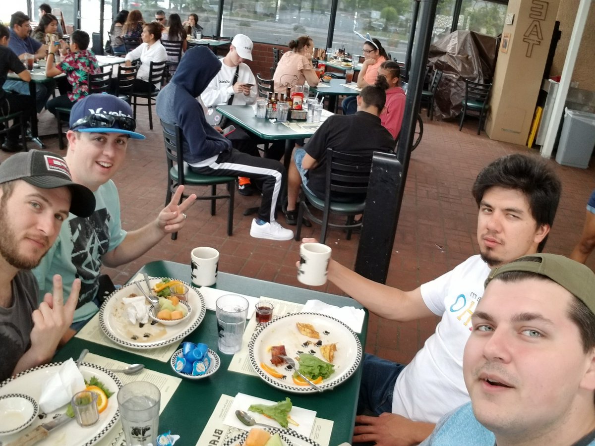 lucas_gaxiola's tweet photo. Breakfast with the bois #Blackbeardiner #Hangover #420gethitched #wedcon #cayciandhenri
@Tsundrinker
@KibbieTheGreat
@MrCowboyDave https://t.co/E9rDyRltJc